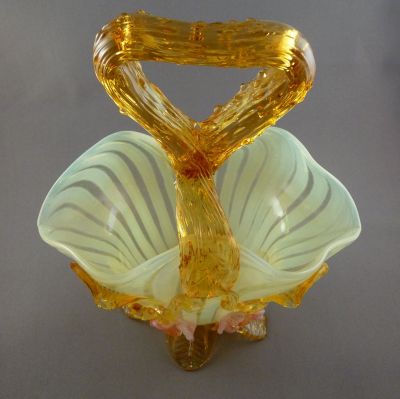 Harrach opalescent uranium basket
Unusual shape
Keywords: blown;vase
