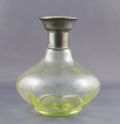 Optic rib perfume bottle
Guilloché lid. Internal clear stopper with broken dauber
Keywords: blown;bottle
