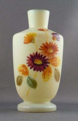 Bohemian enamelled vase, pale yellow satin
Loss of gilding. Small
Keywords: czech;blown;enamelgilt;vase