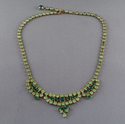 Pale green uranium and dark green beads
Stones set in base metal. 1950s/1960s
Keywords: uranium