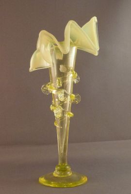 Jack in the pulpit vase with pinched trail
Canary opalescent
Keywords: blown;british;vase