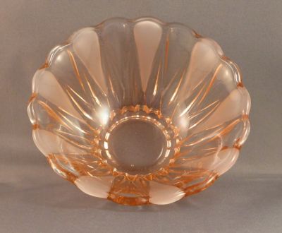 Pink fruit set
Small bowl side 5.25 x 1.75 in.  Czech? Birdbath base
Keywords: sold;czech;dessert