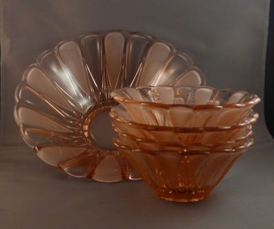 Pink fruit set
Czech? Birdbath base
Keywords: sold;czech;dessert