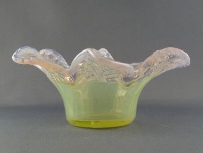 Kralik and uranium preserve dish in stand
Side. Czech
Keywords: blown;table;czech