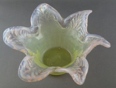 Kralik pink and uranium preserve dish in stand
Top. Czech
Keywords: blown;table;czech