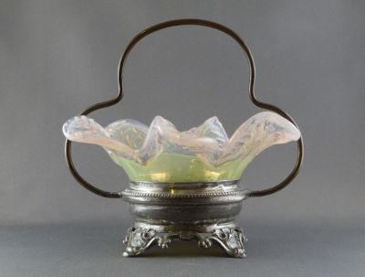 Kralik pink and uranium preserve dish in stand
EPNS stand. Czech
Keywords: blown;table;czech