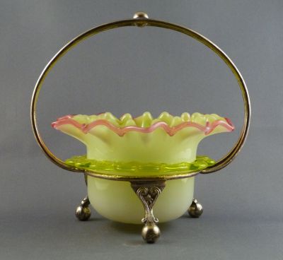 Pink rim preserve dish
EPNS stand
Keywords: blown;table