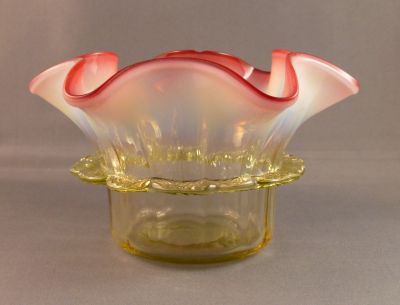 Opalescent pink rim preserve dish
Opalescent uranium with pink rim and top inner lining
Keywords: british;table;blown