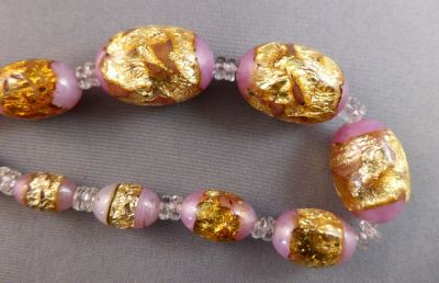 Venetian foil beads in pink with uranium
Uranium glass over the foil gives a gold effect
Keywords: murano;uranium