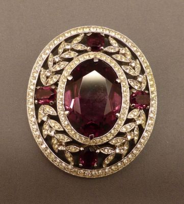 Faux amethyst and diamond brooch/pendant
Suspended middle stone. Brooch 2 x 1.75 in.
Keywords: sold