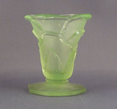 Reich 8791 posy vase, frosted
Poor quality frosting
Keywords: czech;pressed;vase