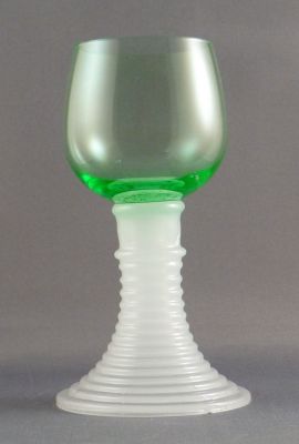 Schachtenbach Hütte römer, small
Blown uranium bowl, moulded stem. Open foot. 1860-1880
Keywords: barware;german