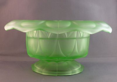 Walther Viktoria roll-top vase
22359 Also seen with flared rim. Should have frog with hole for figure
Keywords: pressed;vase;german