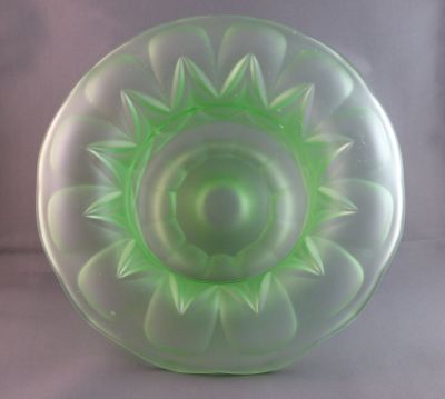 Petal design roll-top vase
Should have rib-edged flower holder
Keywords: pressed;vase