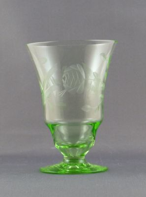 Rose engraved water glass
Mould blown. Fire polished rim. No pontil mark
Keywords: barware;blown;cut