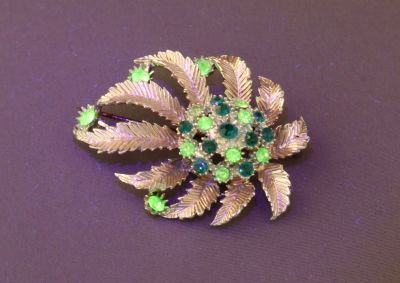 Brooch, light green stones uranium
Under UV
Keywords: uranium;sold