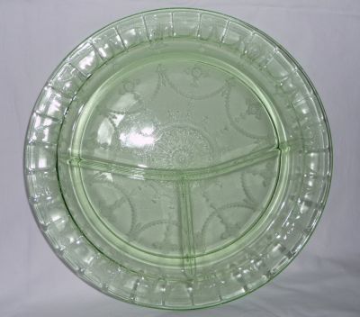 Hazel Atlas Royal Lace grill plate
9⅞-in. diameter. Green uranium
Keywords: american;pressed;table