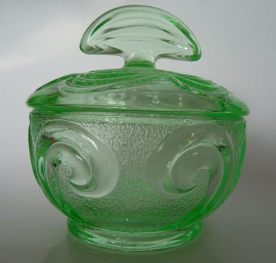 Bagley Rutland dressing table pot, small
3078 3.5 x 3.745in. Uranium
Keywords: british;sold;pressed;bathbed