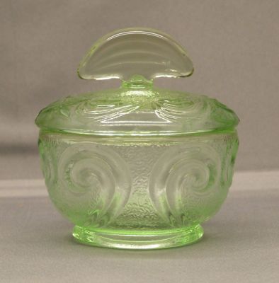Bagley Rutland dressing table pot, small
3078 2.75 x3 in.
Keywords: bathbed;british;sold