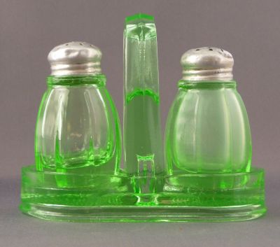 Salt and pepper set in holder
Salt corrosion on the RH one
Keywords: pressed;blown;table