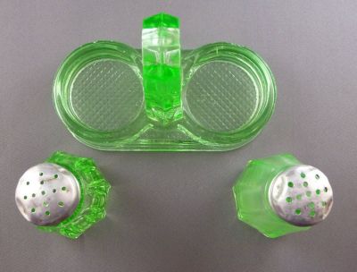 Salt and pepper set in holder
Unknown
Keywords: pressed;blown;table