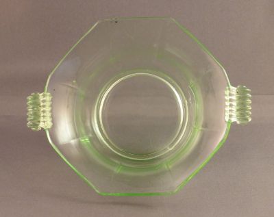 Scroll handle dessert dish
Interior ribs
Keywords: pressed;table