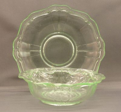 Pale green uranium scroll, dessert bowl and underplate
Keywords: pressed;table