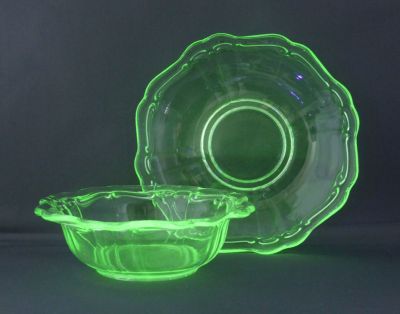 Pale green uranium scroll, dessert bowl and underplate
Under UV
Keywords: pressed;table