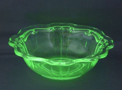 Pale green uranium scroll, dessert bowl
Under UV
Keywords: pressed;table