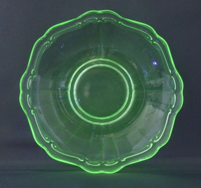 Pale green uranium scroll, underplate
Under UV
Keywords: pressed;table