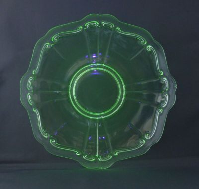 Pale green uranium scroll, large plate
Under UV
Keywords: pressed;table