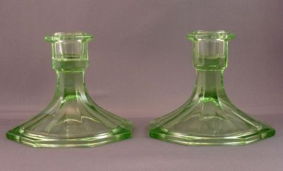 Dressing table set D candlesticks
Inwald? Very shiny ground rims
Keywords: czech;pressed;bathbed;candle