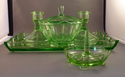 Dressing table set D
Inwald? Very shiny ground rims
Keywords: czech;pressed;bathbed