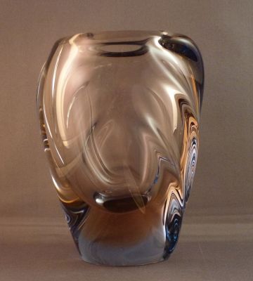 Skrdlovice Emanuel Beranek 5459 two-tone side-lobed vase
Peach and blue
Keywords: blown;vase;czech