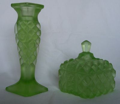 Sowerby 2697 Manchester dressing table set candlestick and pot
Candlestick and lidded pot
Keywords: british;sold;pressed;bathbed;candle