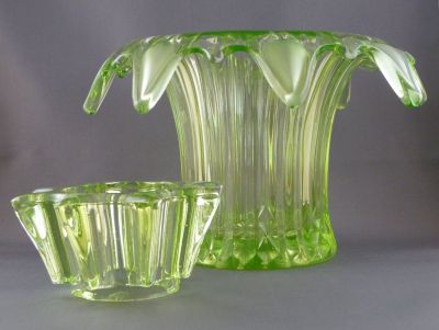 Sowerby 2025 Iris vase
With 2487 flower holder. 7 in
Keywords: british;pressed;vase