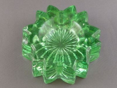 Green uranium piano insulator
Top. Unusual star shape
Keywords: insulator;pressed