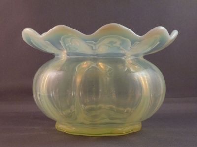 Stuart ribbed opal posy with scalloped rim
Medium, optic ribbing. British. Footed version shown in Gulliver
Keywords: blown;british;vase