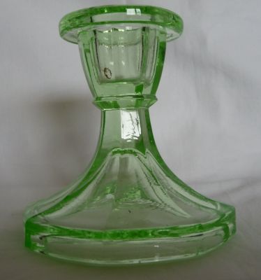 Dressing table set A uranium candlestick
Unknown
Keywords: sold;pressed;bathbed;candle