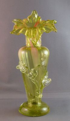 Ribbed jack in the pulpit vase
Uranium leaves
Keywords: blown;czech;vase