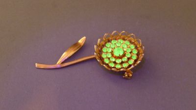 Brooch, uranium stones
Under UV
Keywords: uranium