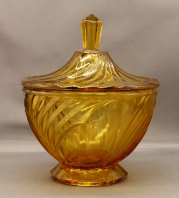 Walther Atlantik dressing table set large amber pot
5 in. to top of knob. 4 in. diameter
Keywords: sold;german;bathbed