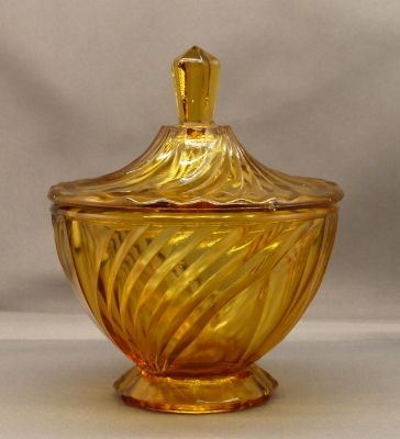Walther Atlantik dressing table set large amber pot
Swirl design
Keywords: sold;german;bathbed