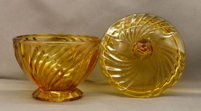 Walther Atlantik dressing table set large amber pot
Catalogue No 36024
Keywords: sold;german;bathbed