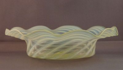 Walsh Walsh opalescent swirl large bowl
Lead crystal, sharp pontil mark
Keywords: blown;british;table