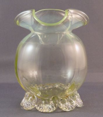 Opalescent, footed, trefoil posy vase
Likely English
Keywords: vase;british;uranium