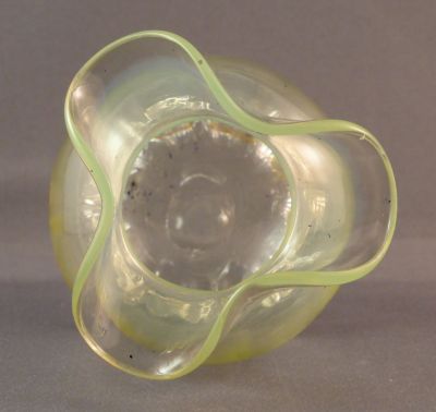 Opalescent, footed, trefoil posy vase
Top
Keywords: vase;british;uranium