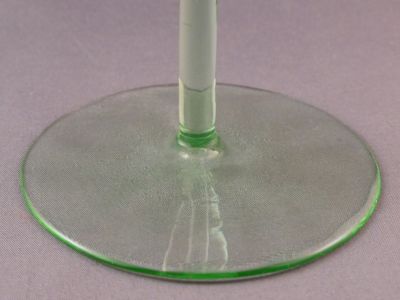 Twisted stem etched white wine glass
Large flat foot
Keywords: barware;engraved