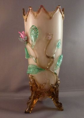Harrach? cornucopia vase, large
Much uglier in real life. The uranium over cream over fuschia is a horrible beige shade and the amber trim is a murky brown
Keywords: vase;sold;blown