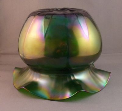 Walsh Walsh tulip and leaf green vase
Good iridescence. Not uranium
Keywords: blown;vase